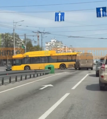 Автобус зупинив весь проспект: у Дніпрі сталася ДТП за участю громадського транспорту