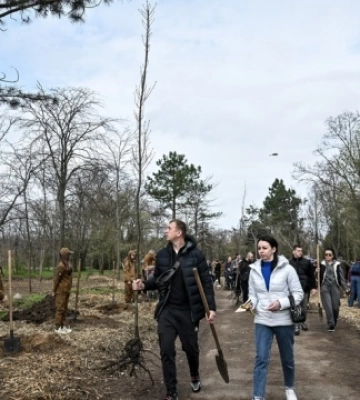 На Хортице основали “Парк Чести”: высадили деревья в память о погибших военных