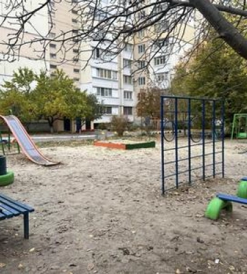 У Полтаві почали розвозити пісок на дитячі майданчики
