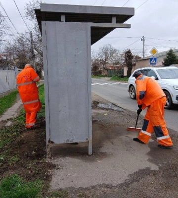 В Одесі комунальники ремонтують зупинки громадського транспорту
