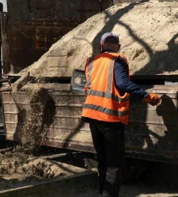 У Полтаві почали розвозити пісок на дитячі майданчики