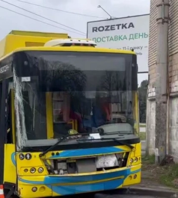 У Києві тролейбус виїхав на зустрічну смугу – водію стало зле