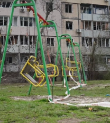 &quot;Разница между фото два часа&quot;: из Кривого Рога показали детскую площадку до и после российского удара
