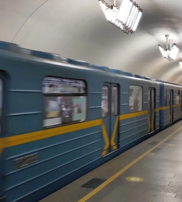 Рух поїздів метро між станціями Лісова та Дніпро відновлять раніше – 6 квітня