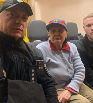 Знайшли знесиленою біля мосту. У Дніпрі поліцейські розшукали літню жінку, яка заблукала