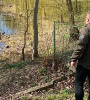 На Рівненщині на березі річки встановили металеву огорожу