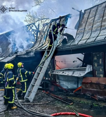 У Хриплині палали господарські споруди: вогонь охопив понад 100 квадратних метрів