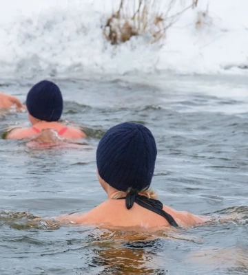 Що відбудеться з організмом після тижня плавання в крижаній воді: відповідь дослідників