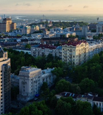 Киев под атакой баллистики, пожары возникли в нескольких районах