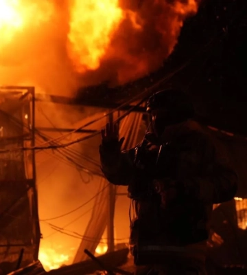 Після атаки балістикою у Києві фіксують пожежі