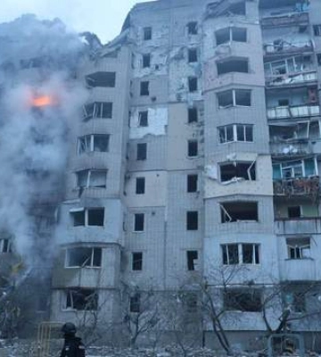 Россияне ударили КАБом по многоэтажке в Купянске: вспыхнул пожар, есть пострадавшие