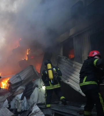 Киев под атакой баллистики, пожары возникли в нескольких районах