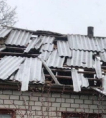 На Кіровоградщині уламки російської ракети пошкодили вікна й дах приватного будинку та електродроти