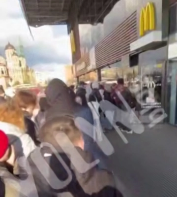 У Луцьку – довжелезна черга в McDonald&#039;s: через що ажіотаж (відео)