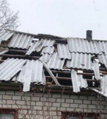 На Кіровоградщині уламки російської ракети пошкодили вікна й дах приватного будинку та електродроти