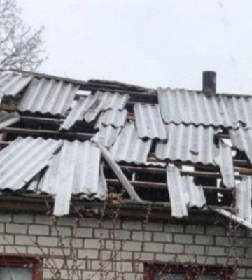 На Кіровоградщині уламки російської ракети пошкодили вікна й дах приватного будинку та електродроти