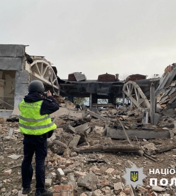 Пошкоджені автомобілі та будівлі: поліцейські Київщини документують наслідки російської атаки в області