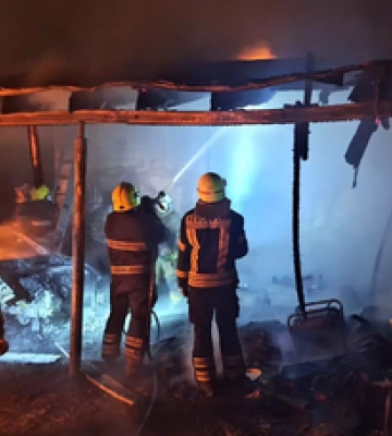 Нічна пожежа у Кременчуці: згоріли будинок і два авто
