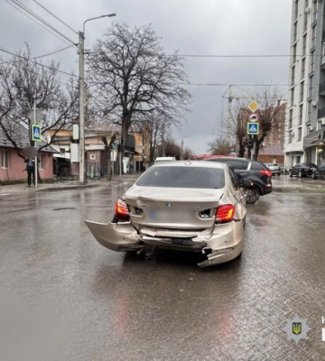 У Чернівцях Tesla зіткнулася з BMW, в аварії постраждали двоє дітей і водійка