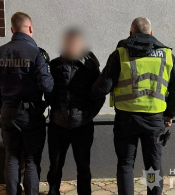 Замах на вбивство у закарпатському селі: молодик з пляшкою і ножем напав на односельця 