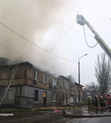 «Вогнем охоплено дах і квартиру»: масштабна пожежа в центрі Дніпра