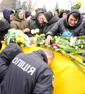 Сніг і сльози: десятки людей у Рівному прощалися з захисником (ФОТО)