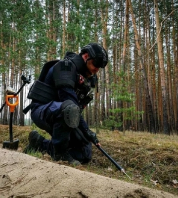 Місія безпеки: волинські піротехніки очищають ліси Харківщини від смертельних пасток (фото, відео)