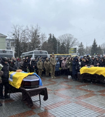 Сніг і сльози: десятки людей у Рівному прощалися з захисником (ФОТО)