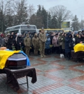 Сніг і сльози: десятки людей у Рівному прощалися з захисником (ФОТО)