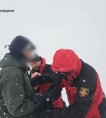 Рятувальники допомогли туристу, який заблукав у засніженому високогір'ї Карпат
