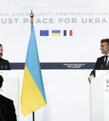«Скільки Росія ще гратиметься з мирними ініціативами?» Макрон відреагував на обстріл Кривого Рогу