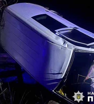 На Полтавщині п'яний водій на мікроавтобусі в'їхав у паркан: двоє постраждалих
