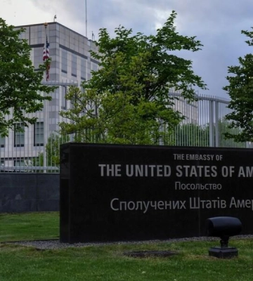 &quot;Российская атака унесла жизни 20 человек&quot;. Посольство США в Украине приспустило флаг из-за траура