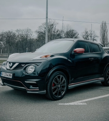 Маленькая ракета: в Киеве засветился редкий заряженный кроссовер Nissan 