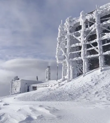 Карпати завалило снігом: температура повітря опустилася до 18° морозу