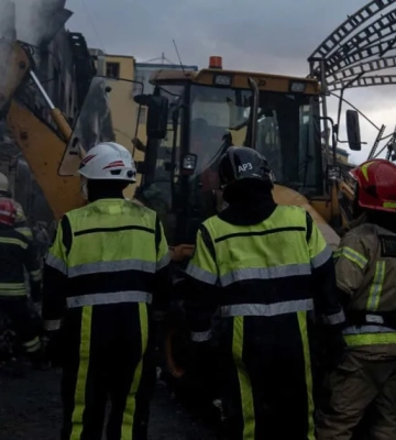 У Києві рятувальники продовжують ліквідовувати наслідки ворожого обстрілу Оболоні
