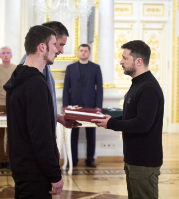 Рідним загиблих Героїв України з Черкащини передали ордени “Золота Зірка” Рідним загиблих Героїв України з Черкащини передали ордени “Золота Зірка”