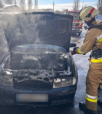 У Рівному на вулиці Романа Шухевича горів легковик