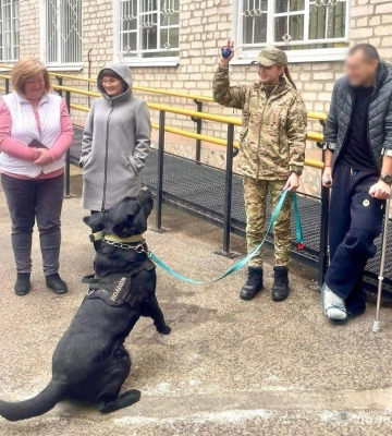 Кінологи та психологи поліції Кіровоградщини проводять каністерапію для поранених захисників (ФОТОФАКТ)