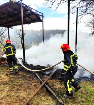 Димова завіса порятунку: як пожежа в селі Імстичево врятувала яблуні, але знищила сіно
