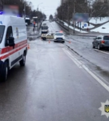 У Рівному водій «ВАЗу» спричинив аварію за участі швидкої, травмувалася жінка