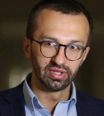 Советник руководителя Офиса президента Лещенко не доверяет гривне и ездит на авто бывшей жены Советник руководителя Офиса президента Лещенко не доверяет гривне и ездит на авто бывшей жены