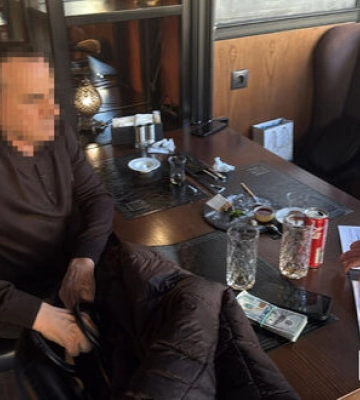ДБР затримало депутата Житомирської облради, який за $10 000 &quot;влаштовував&quot; на роботу до держустанов. ФОТОрепортаж