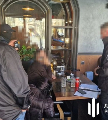 У Києві затримали депутата Житомирської облради, який за $10 тисяч обіцяв влаштувати чоловіка на роботу до держустанови