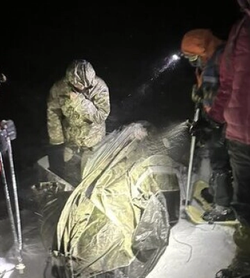 Заблукали в горах під час спроби втекти за кордон: на Закарпатті врятували двох чоловіків, - ДПСУ. ВІДЕО+ФОТОрепортаж