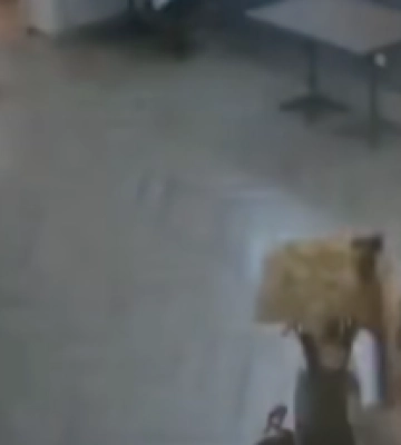&quot;Вот видео с камер того же ресторана RoseMarine в момент прилета по жилому массиву в Кривом Роге&quot;: в ВСУ сделали заявление