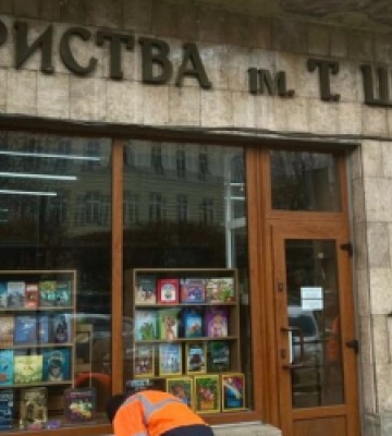 У мерії розповіли, чому демонтували  історичну вивіску книгарні центрі Львова