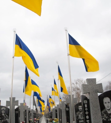 У Черкасах прибирають кладовища до поминальних днів (ФОТО)
