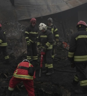 Ракетний удар по Києву: в Оболонському районі продовжують розбирати завали на двох локаціях