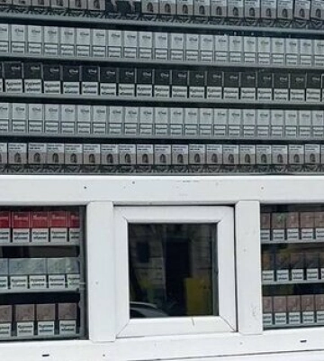 "Цинізм зашкалює": У Запоріжжі організували торгівлю нелегальними сигаретами навпроти міськради